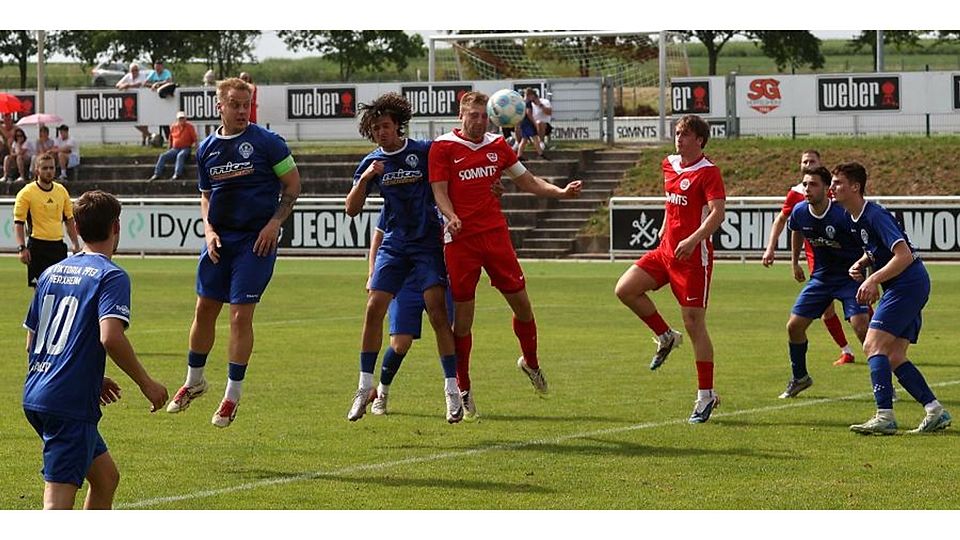Diesen Kopfball von Hüffelsheims Lars Hermann kann Herxheims Keeper noch entschärfen, aber Simon Scherer lauert schon und verwandelt gleich zum 2:2. 	Foto: Mario Luge