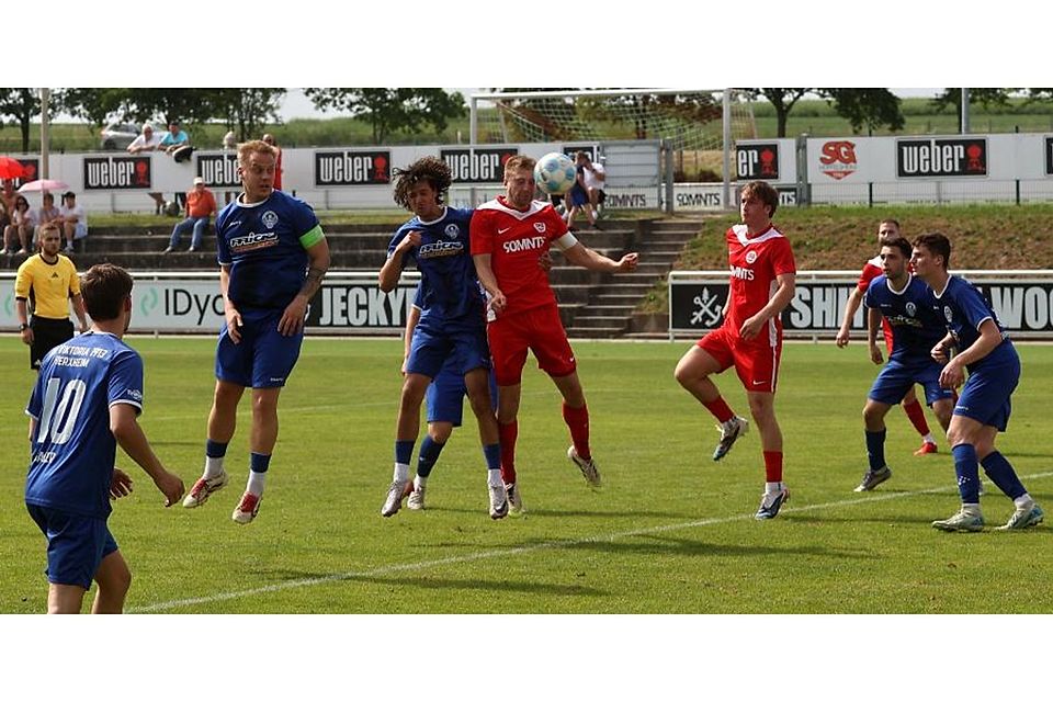 Diesen Kopfball von Hüffelsheims Lars Hermann kann Herxheims Keeper noch entschärfen, aber Simon Scherer lauert schon und verwandelt gleich zum 2:2. Foto: Mario Luge Diesen Kopfball von Hüffelsheims Lars Hermann kann Herxheims Keeper noch entschärfen, aber Simon Scherer lauert schon und verwandelt gleich zum 2:2. Foto: Mario Luge
