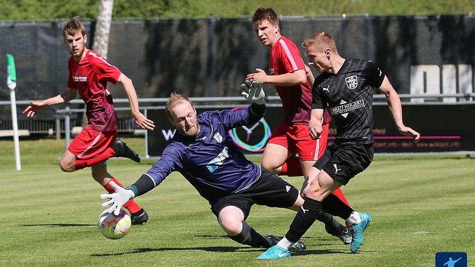 Gelingt dem 1. FC Rieden (in Schwarz) über den Umweg der Relegation der direkte Wiederaufstieg? Die erste Hürde, die es zu überspringen gilt, heißt TSV Erbendorf.