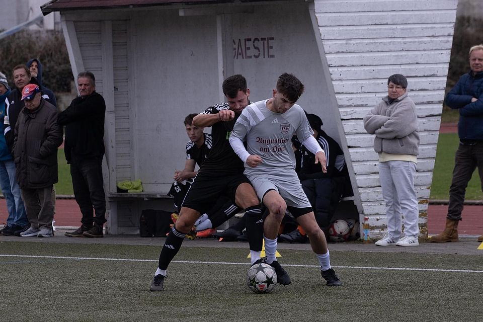 Bereits das neunte Unentschieden war das 2:2 des TSV Oberalting (r. Ben Dotterweich) gegen den SC Maisach.
