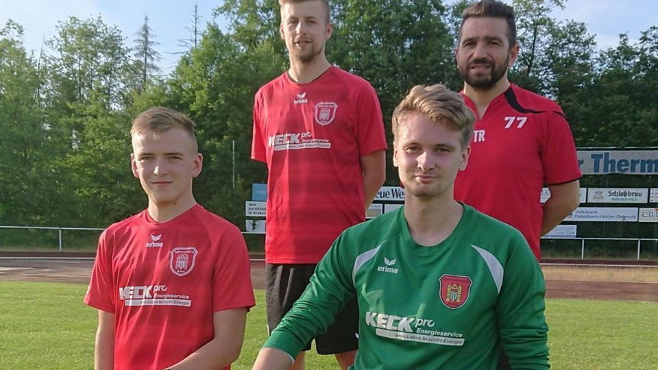 Kai Fähnrich (hinten links), Pascal Knoke (vorne links) und Marvin Fenske (vorne rechts) sind neu im Kader von Haydar Özdemir bei der Spvg. 20 Brakel.