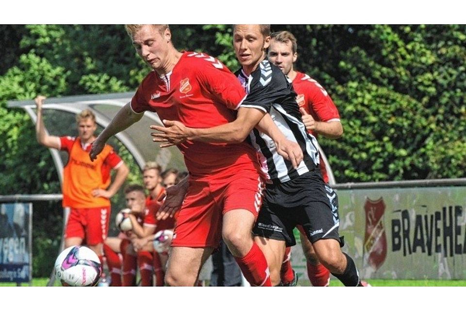 Lasse Schoenwald (li.) und der SV Eichede II setzten sich mit 1:0 gegen Paul Julian Meins und den TSV Pansdorf durch.