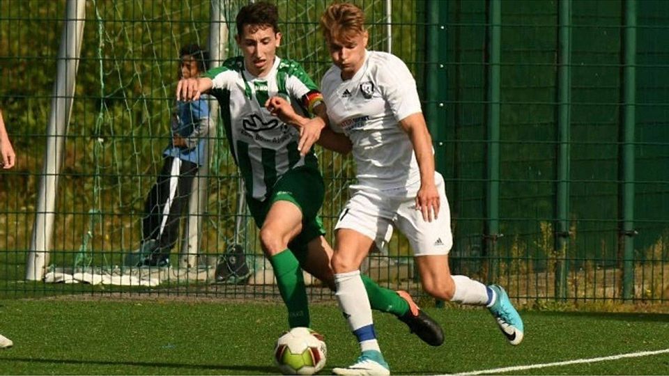 Tim Eckhardt (rechts) vom SSV Jan Wellem schirmt den Ball  gegen Florian Haerst von der Union, der später Rot sah,  ab. Foto: Plum