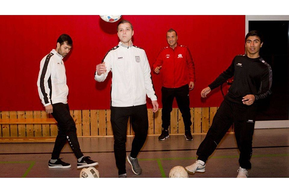 Integration bei der SG Eiche 1951 bereits eingespielt: (v.li.) Baktash Sarway (Afghanistan), Husham Abdulwahid (Irak), Trainer Mert Duyar und Mustafa Musawi (Afghanistan). Foto: Dirk Zengel