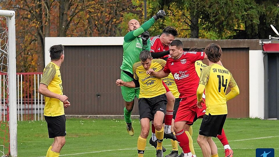 Aufatmen beim VfB Rothenstadt (in Rot): Mit dem 2:1-Heimsieg gegen den SV Kulmain (in Gelb-Schwarz) holte sich die Elf des die beiden Treffer erzielenden Trainergespanns Alex und Manuel Funk endlich den ersten Saisondreier als neuformierte Truppe.