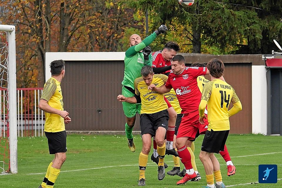 Aufatmen beim VfB Rothenstadt (in Rot): Mit dem 2:1-Heimsieg gegen den SV Kulmain (in Gelb-Schwarz) holte sich die Elf des die beiden Treffer erzielenden Trainergespanns Alex und Manuel Funk endlich den ersten Saisondreier als neuformierte Truppe.