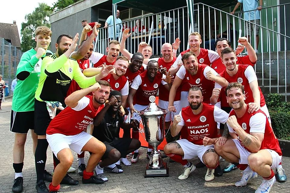 So sehen Sieger aus! Ausgelassen feiert die Mannschaft des Harburger SC den Titelgewinn beim Harburg-Pokal 2024! 