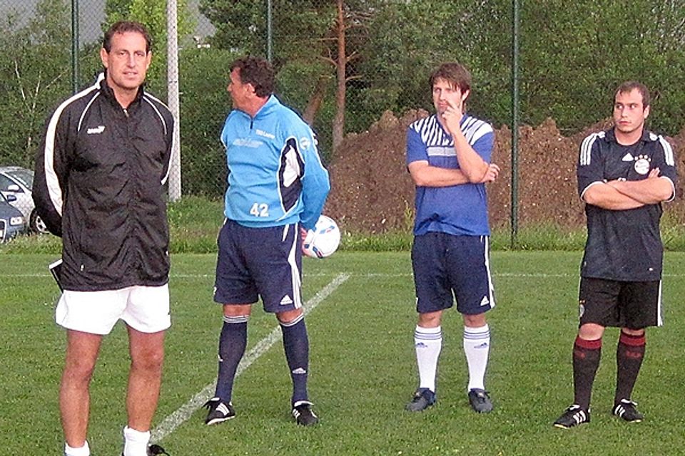 Trainer Robert Huber (links) mit einem kleinen Teil des vergrößerten TSG-Kaders   Foto: Stöbl
