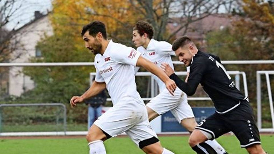 Intensive Laufarbeit: Oguz Dogan (vorn) setzt sich für die Mannschaft des SV Fellbach in der Verbandsliga ein.