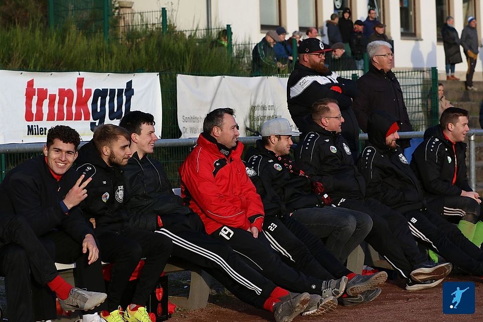 Vor dem Rückrundenauftakt ist die Stimmung bei der TuS Mechernich mit Trainer David Kremer (rote Jacke) gut.