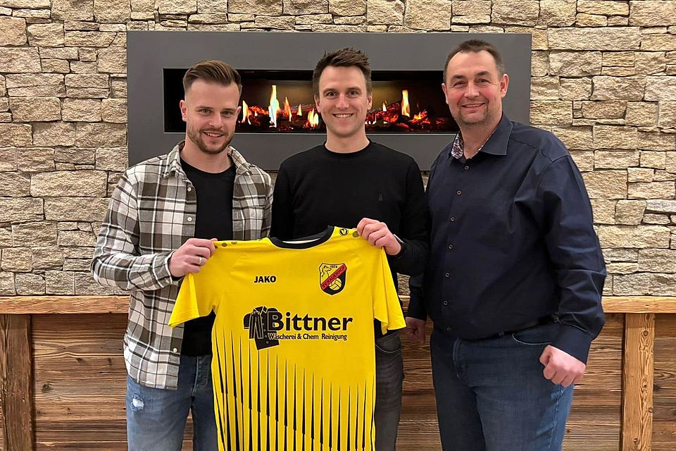 Neues Trainerteam beim SV Kauerhof, von links: Co-Trainer Tobias Hüttner, Chefcoach Konstantin Beck und Vorstandsmitglied Jochen Bittner. Neues Trainerteam beim SV Kauerhof, von links: Co-Trainer Tobias Hüttner, Chefcoach Konstantin Beck und Vorstandsmitglied Jochen Bittner.