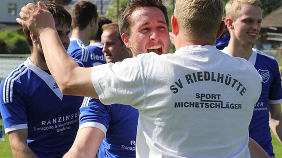 Der SV Riedlhütte bejubelt nach der Bayerwald-Kreisliga-Meisterschaft auch den Triumph beim Erdinger Meister Cup 2014. F: Enzesberger