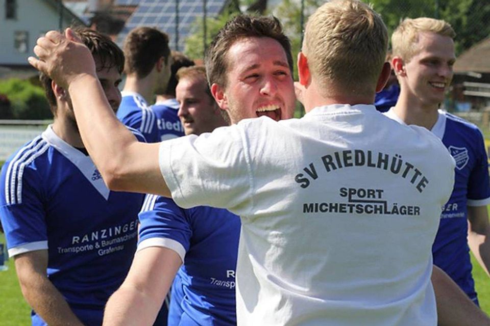 Der SV Riedlhütte bejubelt nach der Bayerwald-Kreisliga-Meisterschaft auch den Triumph beim Erdinger Meister Cup 2014. F: Enzesberger