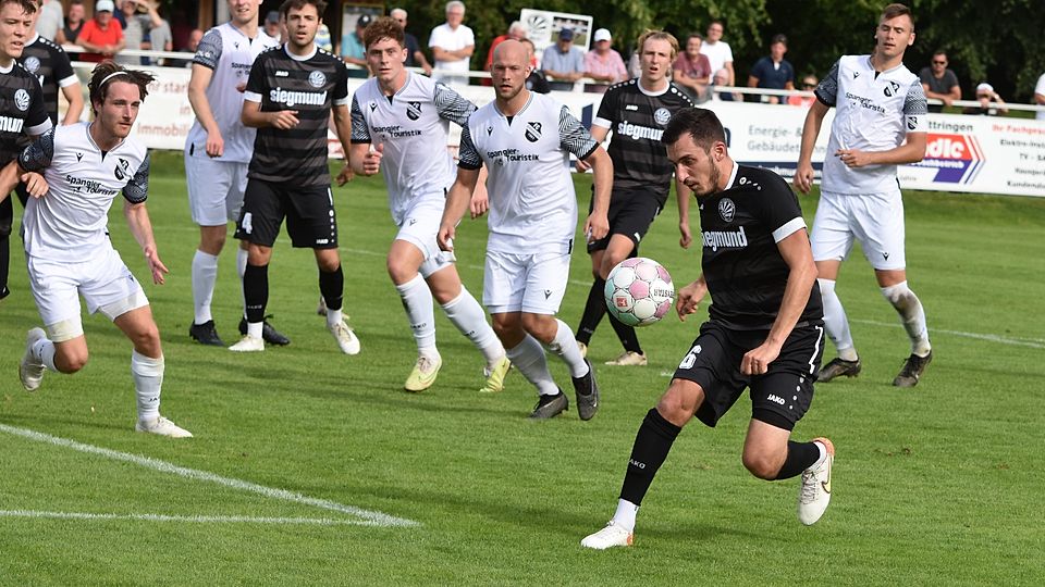 Der zur Pause eingewechselte Fatih Cosar (am Ball) sorgte mit dem 2:0 für die Vorentscheidung im Spitzenspiel zwischen dem Schwabmünchen und dem FC Ehekirchen.