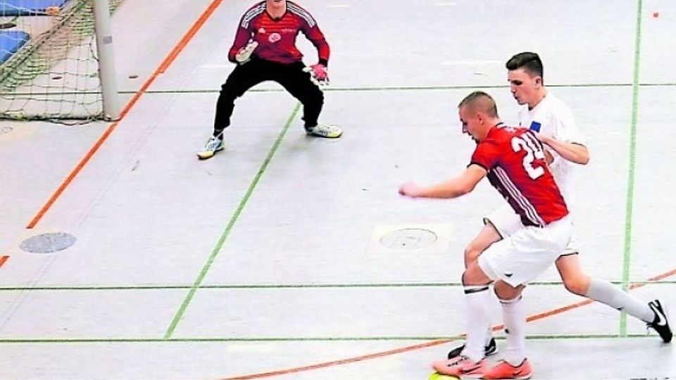 Beim Endspiel der Stadtmeisterschaft um den Sparkassen-Pokal lässt Donnerberg dem SV Breinig keine Chance und gewinnt souverän mit 3:0. Foto: Müller