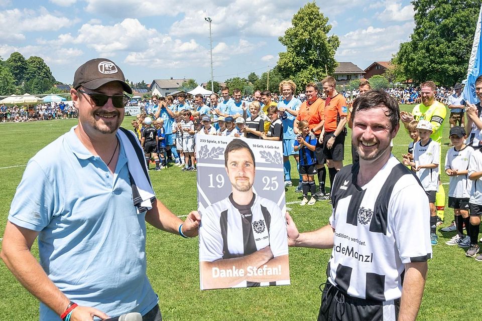 Karriereende mit einem Lachen im Gesicht: Stefan Thrainer (r.) wurde von Cheforganisator Thomas Spiesl verabschiedet.