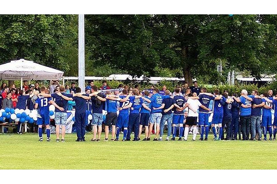 Trotz der Niederlage gegen Krauchenwies wurde die Mannschaft des SV Ringingen nach Spielende in Ertingen von ihren Fans gefeiert. (SZ-Foto: Bodon)