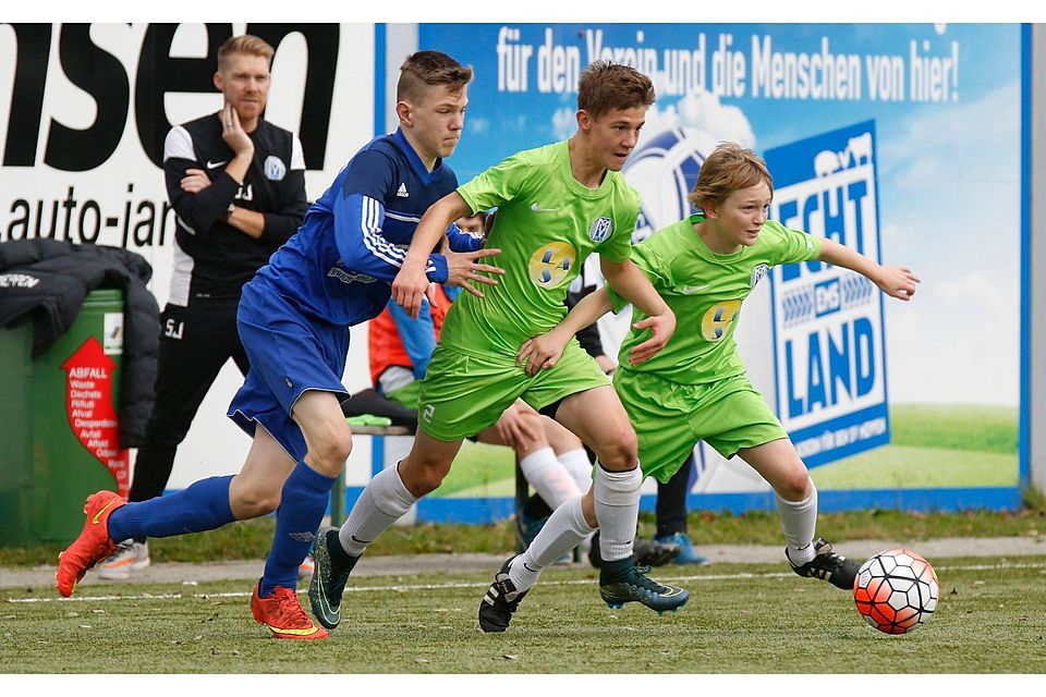 Nach der unnötigen Niederlage gegen Vorwärts Nordhorn will die C-Jugend des JLZ (in Grün) in Brake punkten. Foto: Scholz