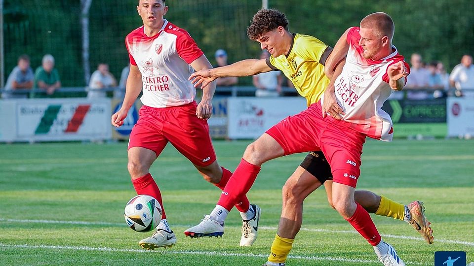Es wird wieder zur Sache gehen: Im Derby gegen den TSV Großbadorf werden sich Lukas Halbig (re.) und seine Mitspieler ordentlich strecken müssen, um etwas zählbares gegen den Nachbarn zu holen.
