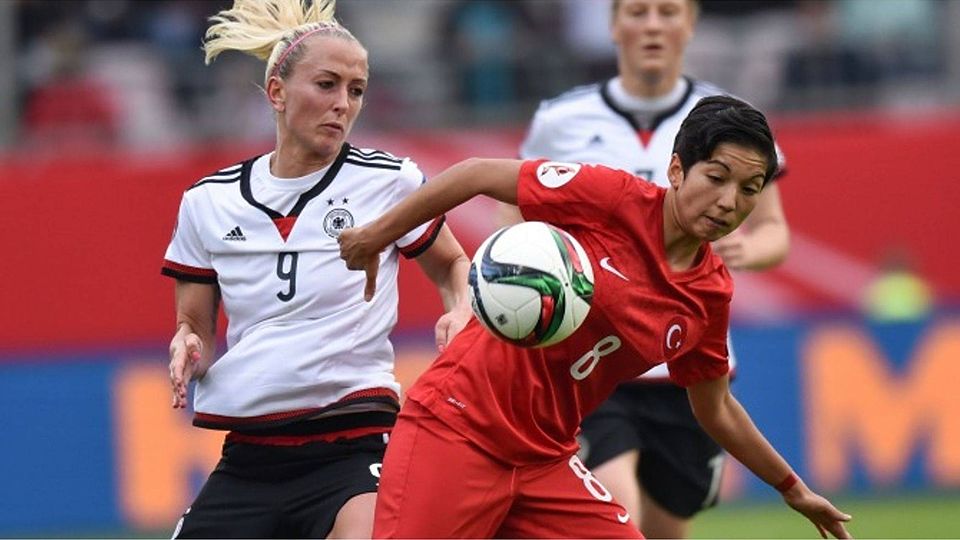 Die türkische Nationalspielerin Cagla Korkmaz, hier im Länderspiel gegen Deutschlands Mandy Islacker, gehört zu den absoluten Führungsspielerinnen des TSV Schott. 	Foto: dpa