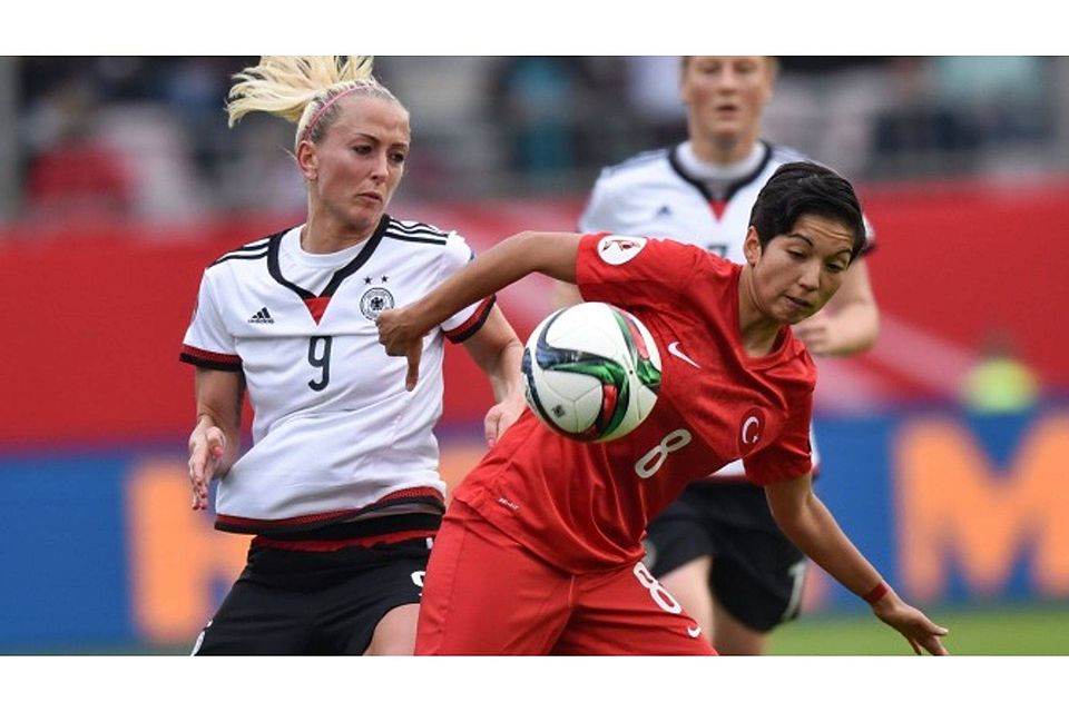 Die türkische Nationalspielerin Cagla Korkmaz, hier im Länderspiel gegen Deutschlands Mandy Islacker, gehört zu den absoluten Führungsspielerinnen des TSV Schott. 	Foto: dpa