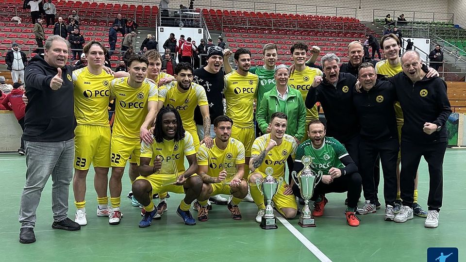 Der VfB Homberg feiert die Titelverteidigung bei der Hallenstadtmeisterschaft Duisburg.
