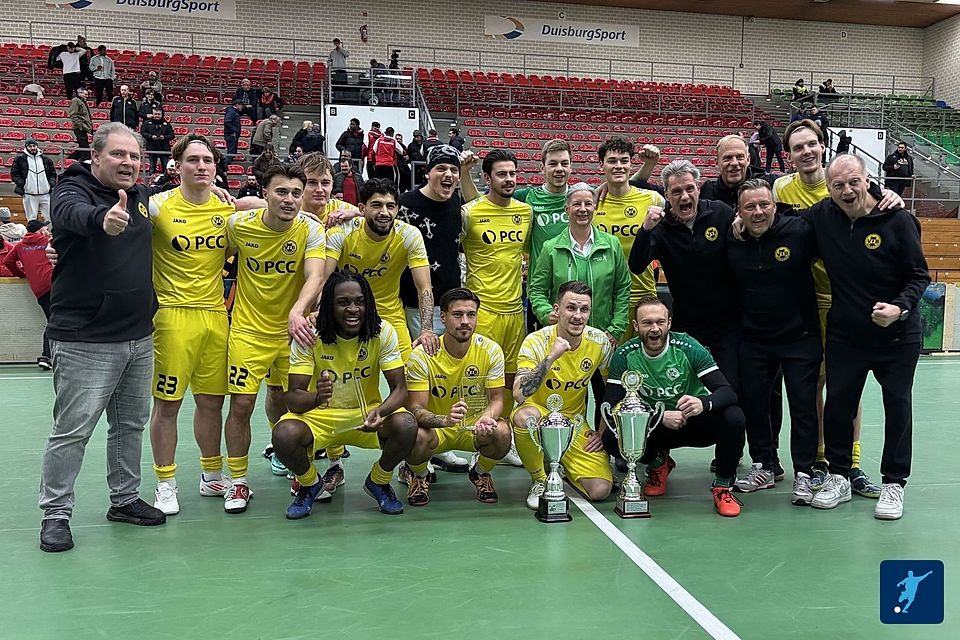 Der VfB Homberg feiert die Titelverteidigung bei der Hallenstadtmeisterschaft Duisburg.