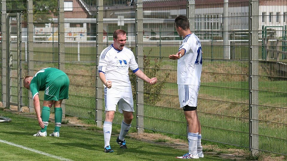 Kevin Hahn schreit seine Freude heraus. Vor seinem Treffer zum 1:0 vergab er aussichtsreich. Rechts Vorlagengeber Frederik  Meyer.