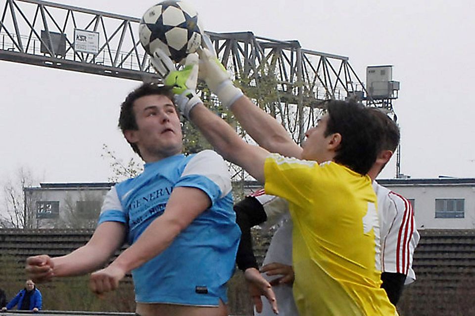 Abgefangen wurden die Schwabegger Angriffe (links Marko Simic) vom Stadtwerke SV Augsburg. Foto: Radloff Abgefangen wurden die Schwabegger Angriffe (links Marko Simic) vom Stadtwerke SV Augsburg. Foto: Radloff