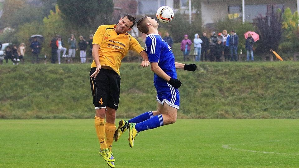 Der Meßkircher Arthur Holzmann (rechts) im Luftduell mit Denkingens Christian Graf. Foto: z Bodon