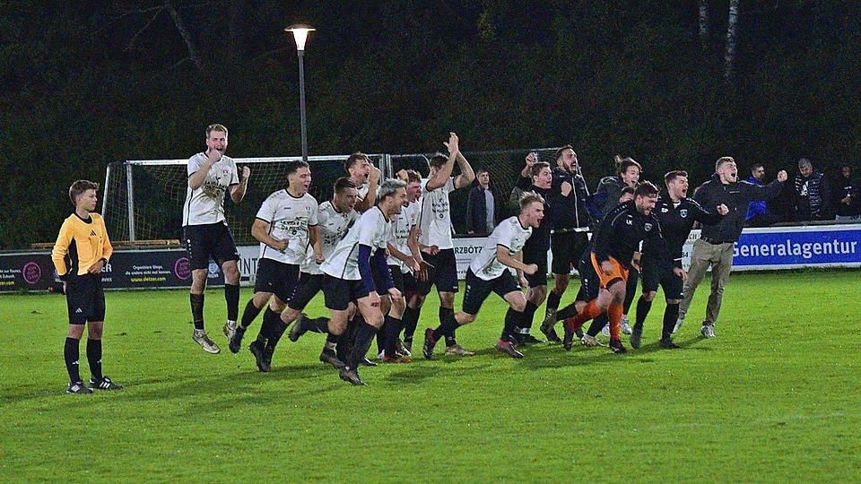 Siegerjubel nach Elferschießen: Berglern steht im Halbfinale