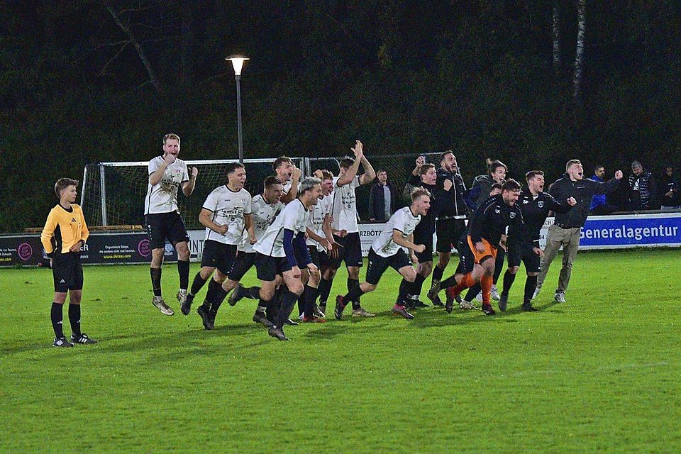 Siegerjubel nach Elferschießen: Berglern steht im Halbfinale