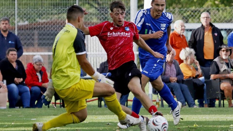 Der Favorit setzt sich durch: Kuppenheims Elias Ebner (Mitte) trifft gegen David Vogt (links) und Aaron Vogt zum 1:1.