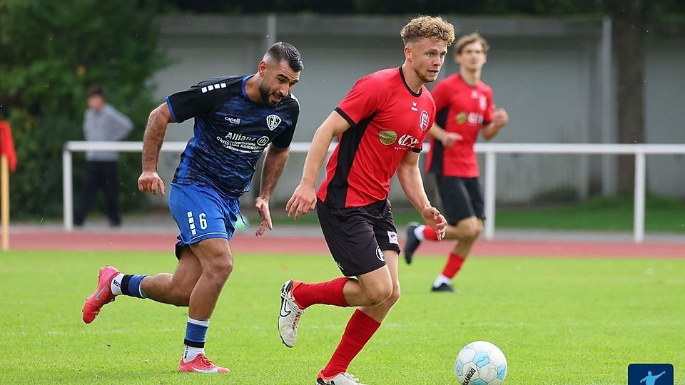Manuel Maxeiner (rechts) ist einer der Leistungsträger beim TV Idstein. Hier läuft er Holzhausens Spielertrainer Cagri Yigit (links) davon.