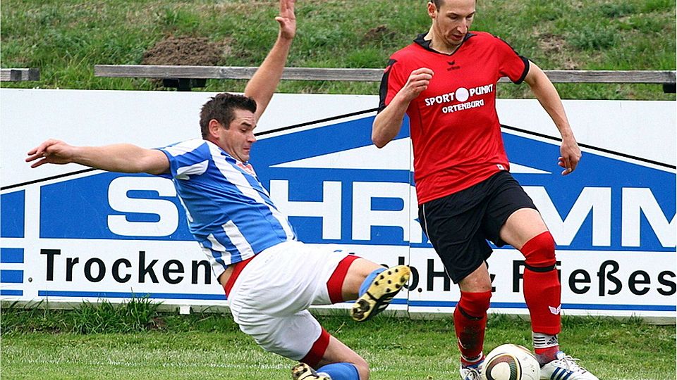 Eine umkämpfte Partie lieferten sich der FC Egglham mit Werner Siebauer (li.) hier im Zweikampf mit Andreas Meinzinger F: Santner