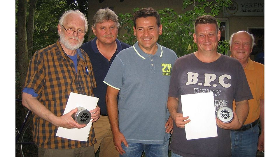 Ehre, wem Ehre gebührt; Jürgen Malyssek (li.) uind Jesco Bonello (zweiter von re.) freuen sich mit (von li.) Fußballwart Dieter Elsenbasst, dessen Stellvertreter Jürgen Brose und Ehrenfußballwart Helmut Herrmann über die Auszeichnung von höchster Stelle. Foto: Neumann