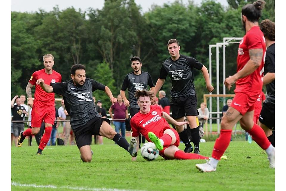 Ohne Überraschungen verlief die Achtelfinalbegegnung zwischen TSV Goddelau (vorne links Jannik Singh) und Rot-Weiß Walldorf (Mitte Kevin Schuller).    	 Foto: Uwe Kramer
