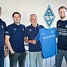 Michael Stoßberger (2. von rechts) wurde von (von links) Ex-Trainer Markus Vogt, Maximilian Feigl (Spielführer und Zweiter Abteilungsleiter), Uli Feigl (Abteilungsleiter) und Dominik Üblacker (Vorsitzender des Gesamtvereins) willkommen geheißen.
