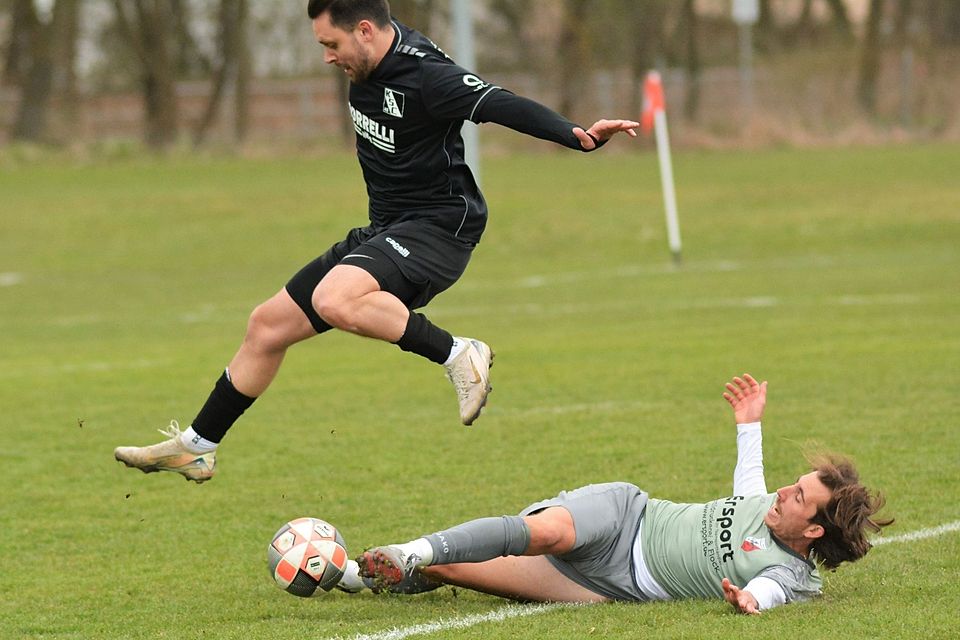 Monstertackle: Pfersees Maximilian Ebert bremst Kissings Roman Große mit einer formvollendeten Grätsche.