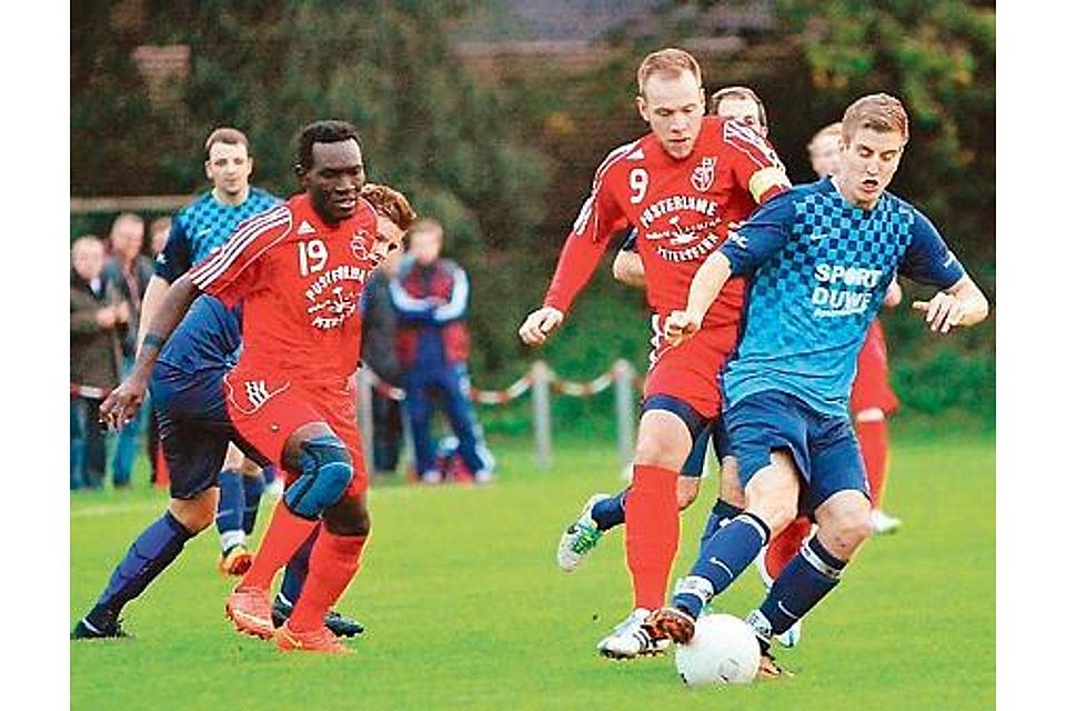 Momentan gut in Form: die Fußballer des VfL Bad Zwischenahn (in blau) behielten nicht nur im Duell gegen den TuS Ofen (in rot) die Oberhand. Matthias Hollmann