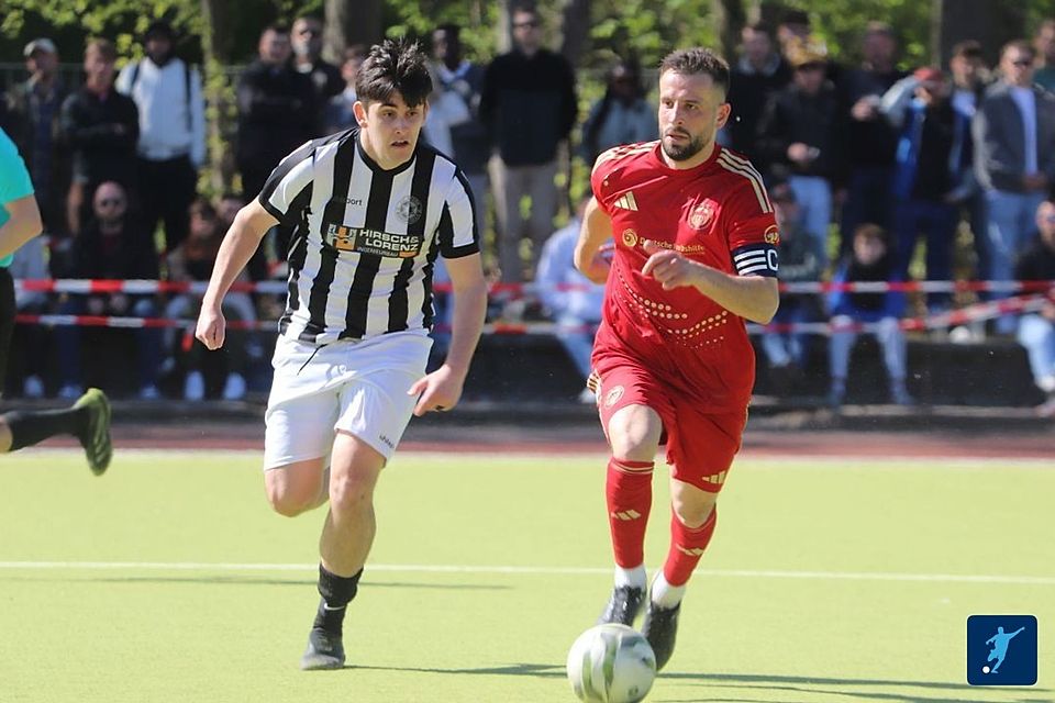 Egzon Ismaili (re) von Delay Sports im Zweikampf