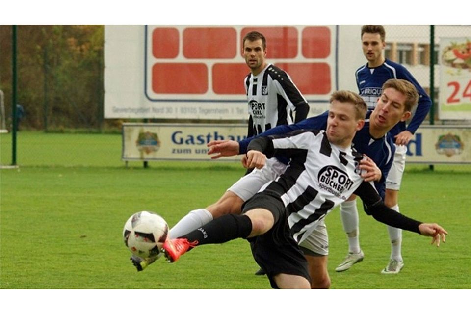 Tegernheims Yannick Grader (hinten) ist einen Tick eher am Ball als sein Gegenspieler aus Schwarzenfeld.  Foto: Schmautz