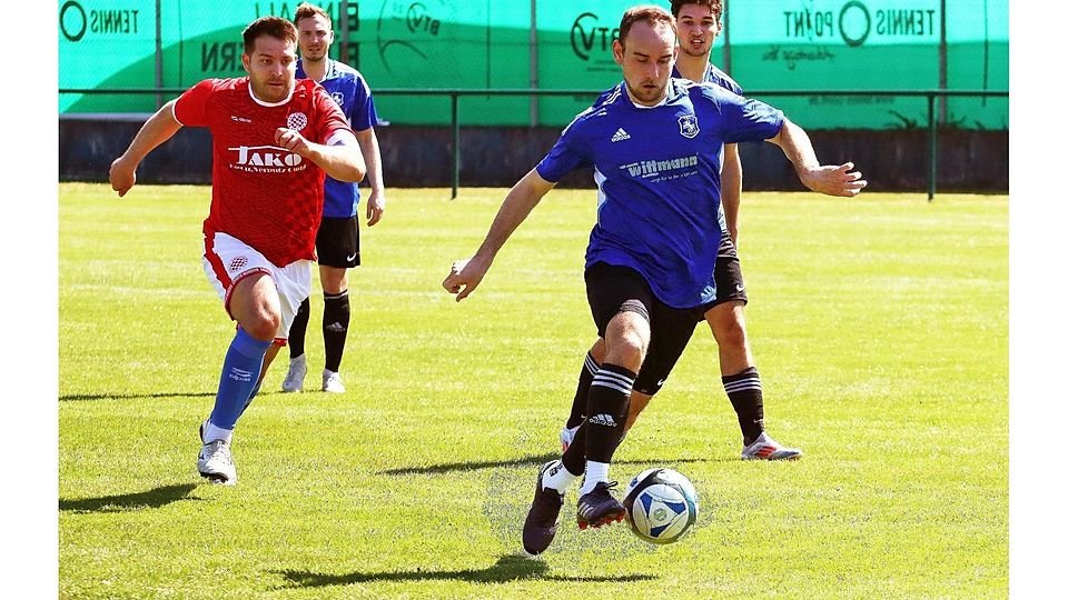 TSV Gräfelfing gegen FC Croatia München am 12.04.25 ab 13.15 Uhr. Am Ball: Nr. 24 - Marvin Brehm. Foto: Dagmar Rutt