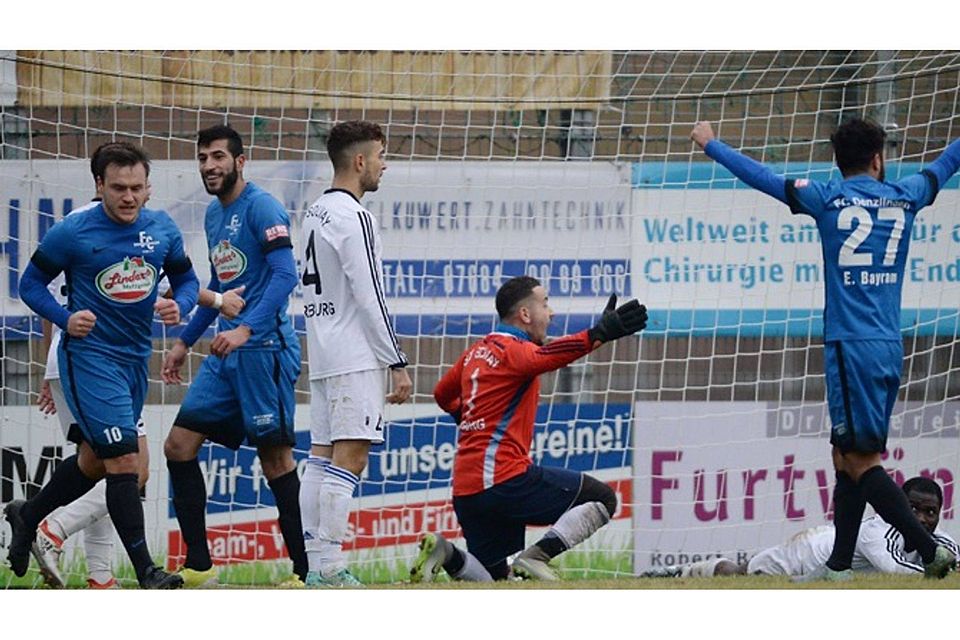 Denzlinger Jubel und Freiburger Frust – Szene nach dem Treffer zum 2:0 für den FCD. | Foto: Patrick Seeger