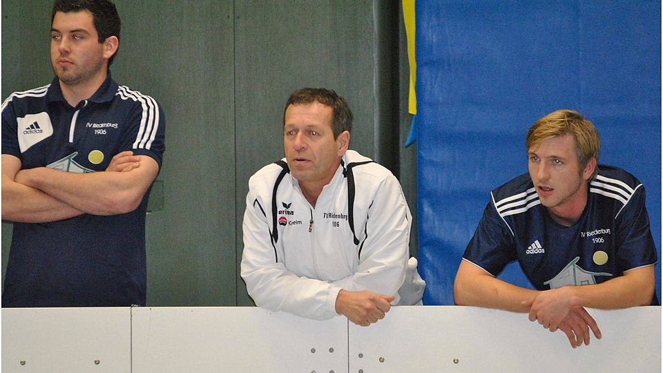 Trainer Bernd Schinn (mitte) coacht auch weiterhin die Riedenburger. Foto: MZ-Archiv