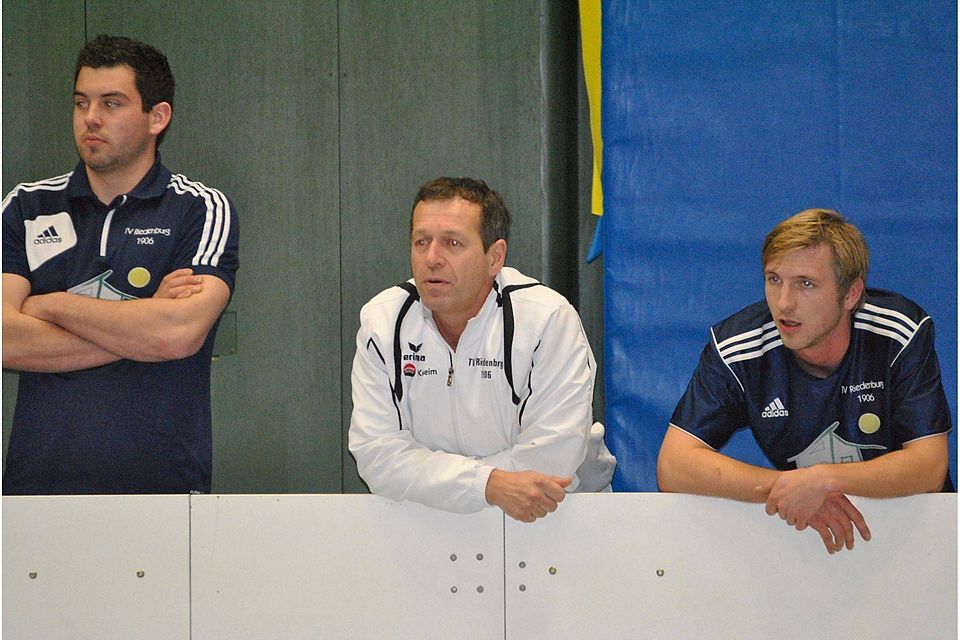 Trainer Bernd Schinn (mitte) coacht auch weiterhin die Riedenburger. Foto: MZ-Archiv