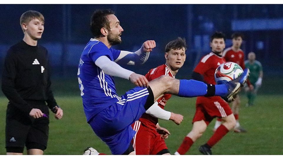 Vergeblich gestreckt: Matthias Köckeis (blaues Dress) erzielte zwar das zwischenzeitliche 1:1 für Nandlstadt, am Ende standen die Hallertauer aber mit leeren Händen da.