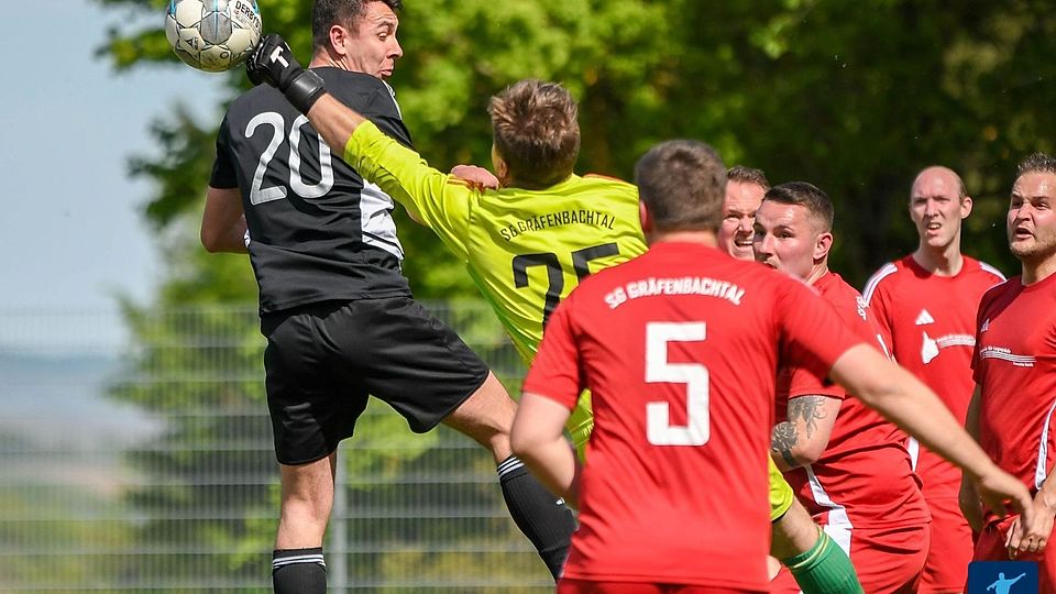 Die SG Gräfenbachtal (in rot) und ihr Keeper Pascal Mark, mit der Faust am Ball gegen die SG Meisenheim II, blieben auch im elften Spiel in Folge unbesiegt. 