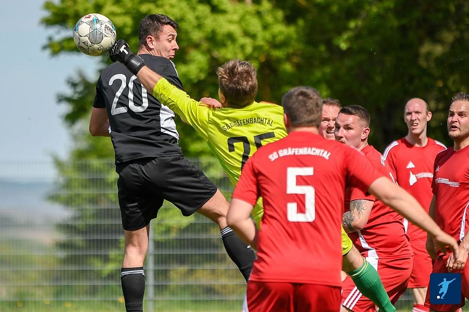 Die SG Gräfenbachtal (in rot) und ihr Keeper Pascal Mark, mit der Faust am Ball gegen die SG Meisenheim II, blieben auch im elften Spiel in Folge unbesiegt. 