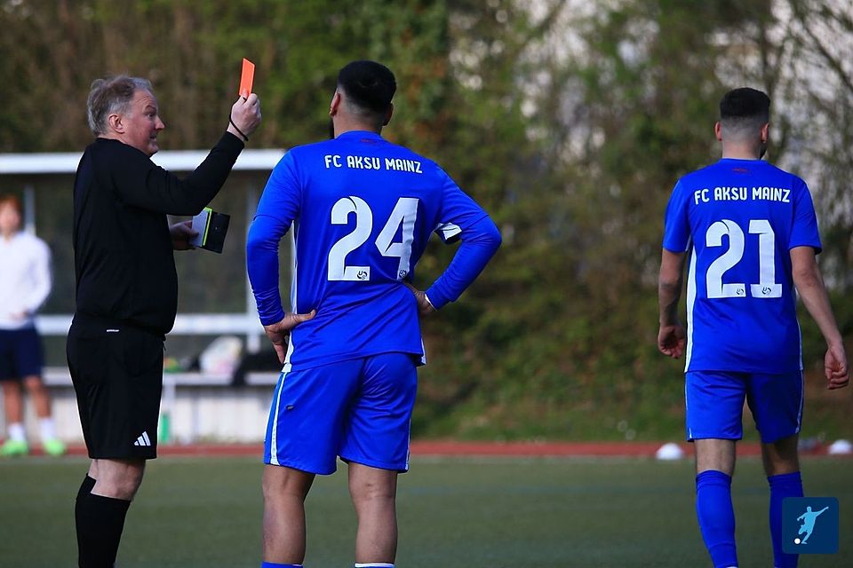 Keine andere Wahl: Schiedsrichter Ralf Lind musste zwei Akteure von Aksu Mainz des Feldes verweisen, weil sie untereinander handgreiflich wurden.